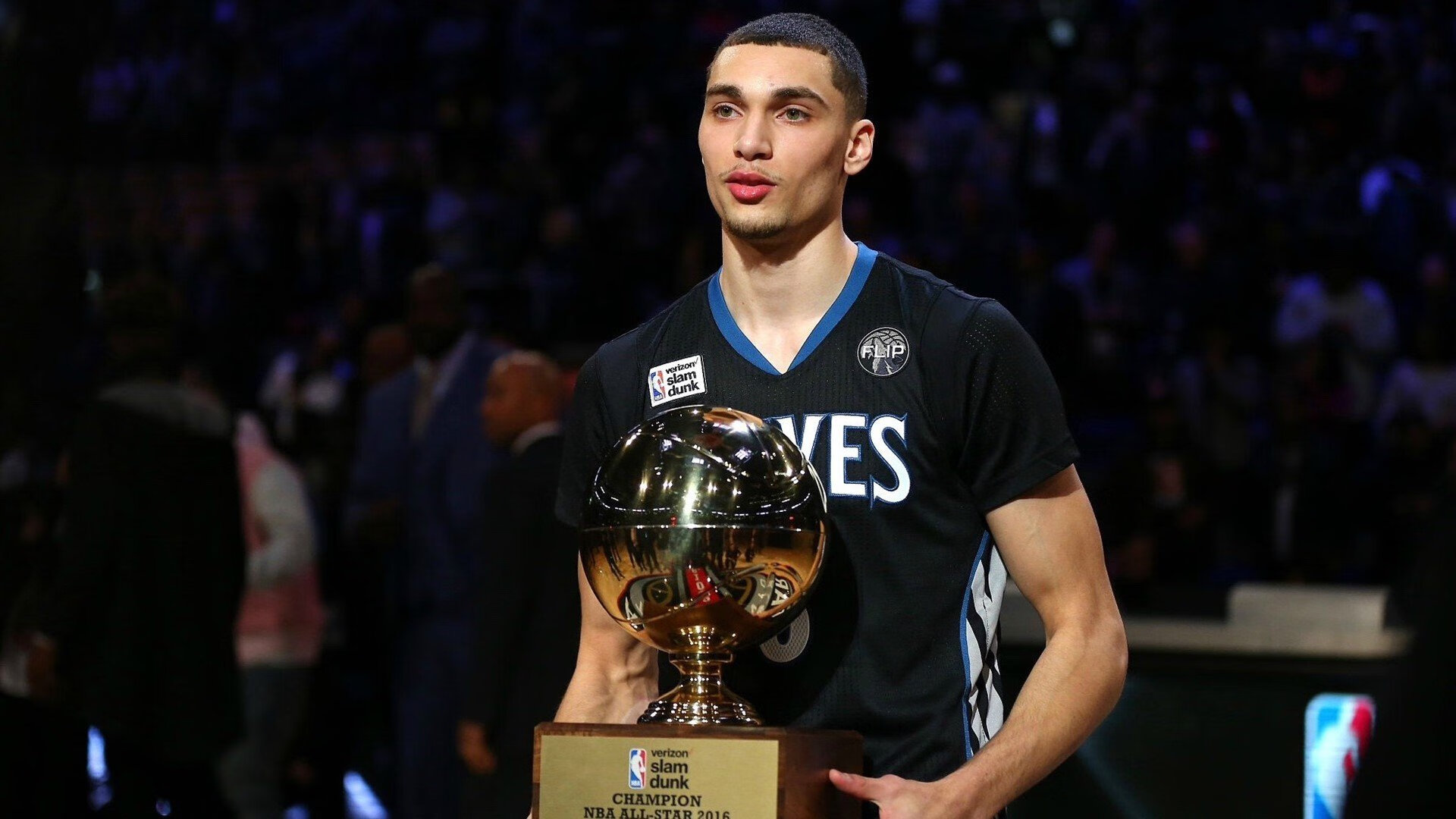 Kering-勇士拒25分逆转！库里28+4巴特勒伤退，布克38+4难救主，穆迪爆发，勇士球星库里